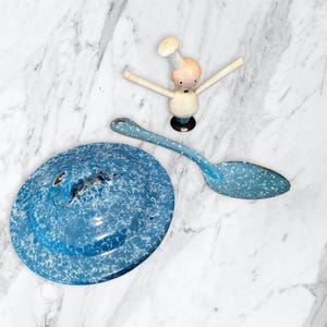 Cucchiaio da portata in smalto bianco blu maculato da 8", coperchio per pentola da 5", rifiniture nere, granito, invecchiato, scheggiato, shabby chic, cucina rustica, fattoria