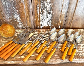 Juego de cubiertos de baquelita color caramelo con mango naranja, servicio para 4 personas, 16 piezas en total, cuchillo de mesa Hamilton Ross, tenedores, cucharillas de té, cuchara sopera, acero inoxidable