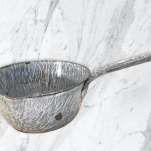 Grande panela de molho de granito esmaltado cinza, alça, 2 litros, panela de sopa, utensílios de cozinha esmaltados, utensílios de esmalte cinza, panela de esmalte salpicada, casa de fazenda, rústico