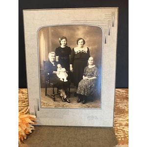 Antieke opvouwbare familiefoto, portret, vrouwen van meerdere generaties, 11 x 8, ingelijste antieke kastkaart, zwart wit, sepiatint, eeuwwisseling