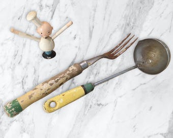 Utensilio de cocina con mango de madera verde y amarilla, desgastado, rústico, rústico, de granja, pastina oxidada, tenedor de carne, cucharón, deslustrado, shabby chic