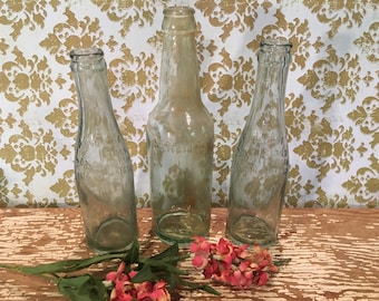 Oude groene glazen flessen, set van 3, lichtgroene flessen, 9", kruiderij, ketchup, ketchup, bier, funky, drank, antieke fles sterke drank, mistig