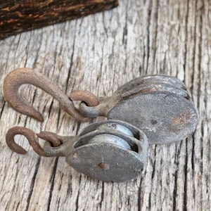 Antike Umlenkrolle, Set mit 2 Umlenkrollen,graue Umlenkrolle, 13 cm und 20 cm lang, aus Metall mit Haken, antike landwirtschaftliche Umlenkrolle, antike landwirtschaftliche Maschinen und Zubehör