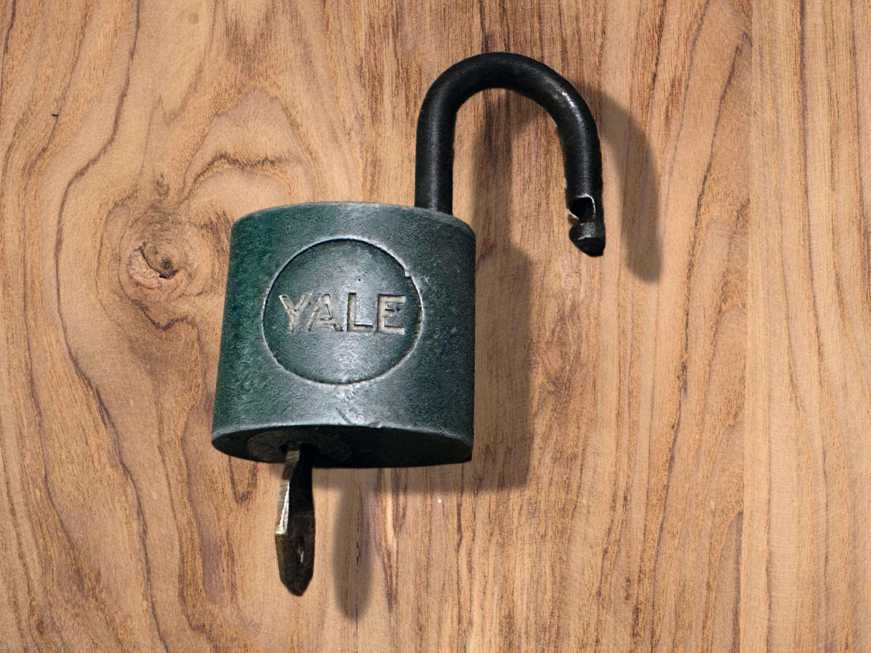 Cadenas émaillé Vintage Années 50 – Violet/blanc Cassé – Fonctionnel Avec Clé