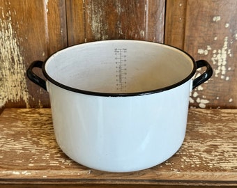 White enamel stockpot,black trim,6 quarts,1.5 gallon,handles,1960s,measurements,markings,enamel cookware,enamelware,rustic,farmhouse,planter