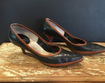 Women's two tone black tan leather dress shoes,fancy,stitching,2.5" low heel,size 8.5,party,pumps,retro,1970s,business,classic,prop