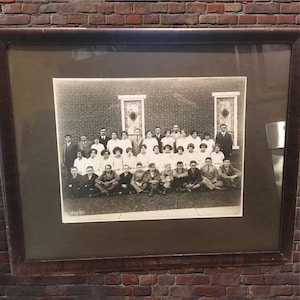 Large framed Antique portrait photo,21x17,brown tiger stripe wood frame,black and white,sepia,1900s,school class photo,gallery wall