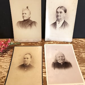 Antike Familienfotos,4er Set,schwarz und weiß,sepia,Art Deco,ältere Frauen,Damen,Kabinett Karte,1920er Jahre,Karton,Postkarte,Fotografie,CDV Foto