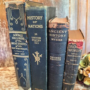 Puede incluir: Cuatro libros antiguos de tapa dura con cubiertas negras y letras doradas. Los t&iacute;tulos son "Source Records of the Great Events of the Post War Period 1924-1927", "History of Nations 23 United States Vol. I", "Ancient History Myers Revised Edition", y "1800 Words Often Mispronounced Phyfe".