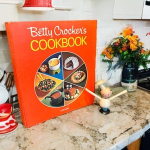Betty Crocker&#39;s CookBook,1970s,hard cover,5 ring cookbook,old fashioned,classic red cooking book,recipe book,color illustration,pie cover