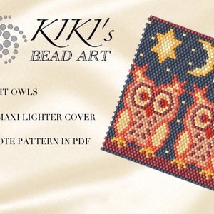 Può includere: Una custodia per accendino BIC Maxi con perline con un disegno di gufo notturno. La custodia è rettangolare con uno sfondo blu scuro, due gufi, una luna crescente e stelle. I gufi sono rossi, rosa e gialli. Il testo "KIKI's BEAD ART" è in alto.