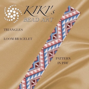 Könnte beinhalten: Ein Webarmband-Muster mit einem geometrischen Design mit Dreiecken in Blautönen, Rosa, Weiß und Braun. Das Muster heißt "Triangles" und ist als PDF-Download verfügbar. Der Text "KIKI'S BEAD ART" befindet sich oben im Bild.