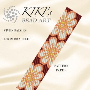 Op de afbeelding: Een kralenarmbandpatroon dat geweven is op een weefgetouw, met een ontwerp van levendige madeliefjes in tinten oranje, wit en bruin. Het patroon is beschikbaar als PDF-download. "KIKI'S BEAD ART" en "LOOM BRACELET" staan in de afbeelding.