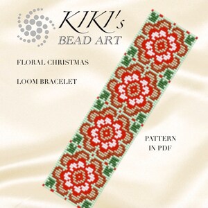 Könnte beinhalten: Ein Webarmband-Muster mit einem roten, weißen und grünen Blumenmuster. Das Muster heißt "Floral Christmas" und ist als PDF-Download erhältlich. Das Muster wurde von Kiki's Bead Art entworfen.