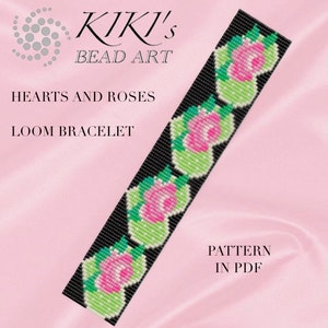 Könnte beinhalten: Ein schwarzes Webarmband mit einem Muster aus rosa und grünen Rosen. Das Armband trägt den Titel "Hearts and Roses Loom Bracelet" und der Text "Pattern in PDF" befindet sich am unteren Rand des Bildes.