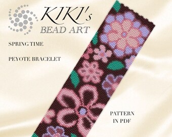 Puede incluir: Un patrón de brazalete de cuentas con flores rosas y moradas sobre un fondo marrón. El patrón se llama "Spring Time" y es un brazalete de punto de peyote. El texto "KIKI'S BEAD ART" y "PATTERN IN PDF" también se incluye en la imagen.