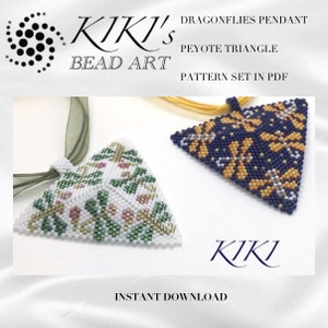 Op de afbeelding: Twee peyote-steek kralen driehoekige hangers, een met een witte achtergrond en een groen en gouden bloemenontwerp, de andere met een donkerblauwe achtergrond en een oranje en geel libellenontwerp. De tekst "Kiki's Bead Art" en "Dragonflies Pendant Peyote Triangle Pattern Set in PDF" wordt boven de hangers weergegeven.