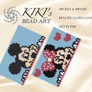 Könnte beinhalten: Zwei Peyote G2 Stifthüllen mit Mickey- und Minnie-Mouse-Designs. Die Hüllen sind hellblau mit pixeligen Bildern der Charaktere und roten Herzakzenten. Der Text "KIKI's BEAD ART" steht oben.