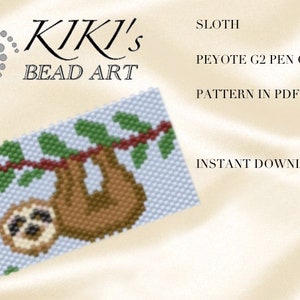 Puede incluir: Un patrón de cuentas para un perezoso colgado de una rama. El patrón es para una funda de bolígrafo peyote stitch G2. El patrón está disponible como descarga instantánea en formato PDF. "KIKI'S BEAD ART" está escrito en la esquina superior izquierda de la imagen.