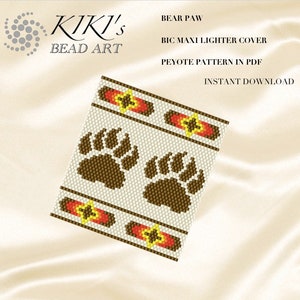 Peut inclure: Un motif de perles pour un étui de briquet Bic Maxi avec deux empreintes de pattes d'ours brunes avec des accents jaunes, orange et rouges. Le motif s'appelle "Bear Paw" et est un motif de point peyote en format PDF.  KIKI'S Bead Art est imprimé en haut de l'image.
