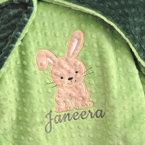 Personalisierte Häschen-Babydecke Grüner Jäger Decke-Kaninchen Personalisierte Minky Decke-Minky Häschendecke-Baby Girl Minky Decke Bild 3