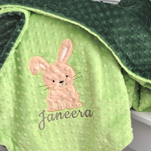 Personalisierte Häschen-Babydecke Grüner Jäger Decke-Kaninchen Personalisierte Minky Decke-Minky Häschendecke-Baby Girl Minky Decke Bild 1