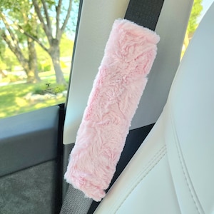 Puede incluir: Funda de cintur&oacute;n de seguridad de coche de color rosa peludo. La funda est&aacute; hecha de un tejido suave y peludo y est&aacute; dise&ntilde;ada para proteger el cintur&oacute;n de seguridad del desgaste.