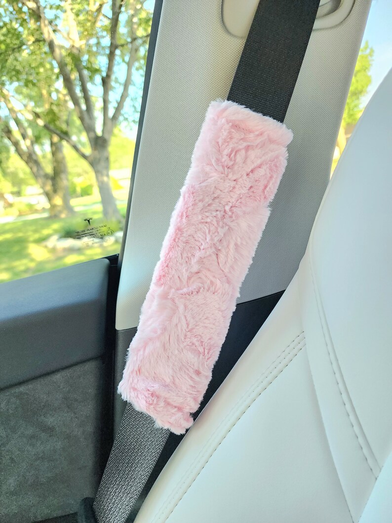 Puede incluir: Funda de cintur&oacute;n de seguridad de coche de color rosa peludo. La funda est&aacute; hecha de un tejido suave y peludo y est&aacute; dise&ntilde;ada para proteger el cintur&oacute;n de seguridad del desgaste.