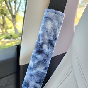 Puede incluir: Una funda de cintur&oacute;n de seguridad de coche de felpa azul y blanco tie-dye. La funda est&aacute; hecha de un tejido suave y peludo y est&aacute; dise&ntilde;ada para proteger el cintur&oacute;n de seguridad del desgaste.