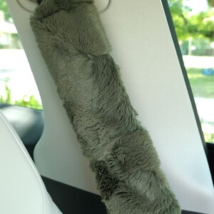 Puede incluir: Una funda de cintur&oacute;n de seguridad de coche de felpa verde. La funda est&aacute; hecha de un material suave y peludo y est&aacute; dise&ntilde;ada para proteger el cintur&oacute;n de seguridad del desgaste.