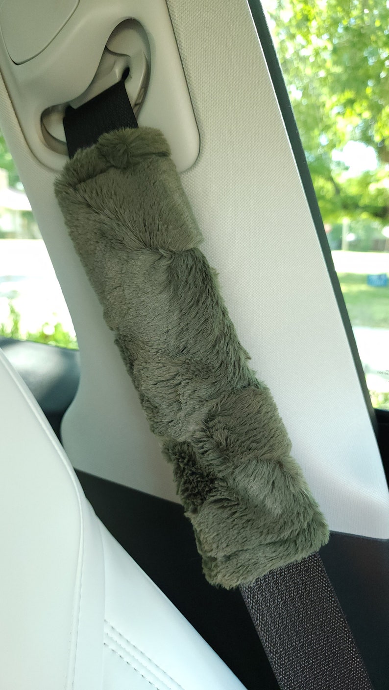 Puede incluir: Una funda de cintur&oacute;n de seguridad de coche de felpa verde. La funda est&aacute; hecha de un material suave y peludo y est&aacute; dise&ntilde;ada para proteger el cintur&oacute;n de seguridad del desgaste.