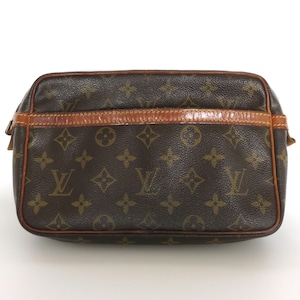 Puede incluir: Bolso de mano marrón con un patrón de monograma repetido. El bolso tiene forma rectangular con ribete de cuero marrón y una banda de cuero marrón en el medio. El bolso tiene cierre de cremallera.