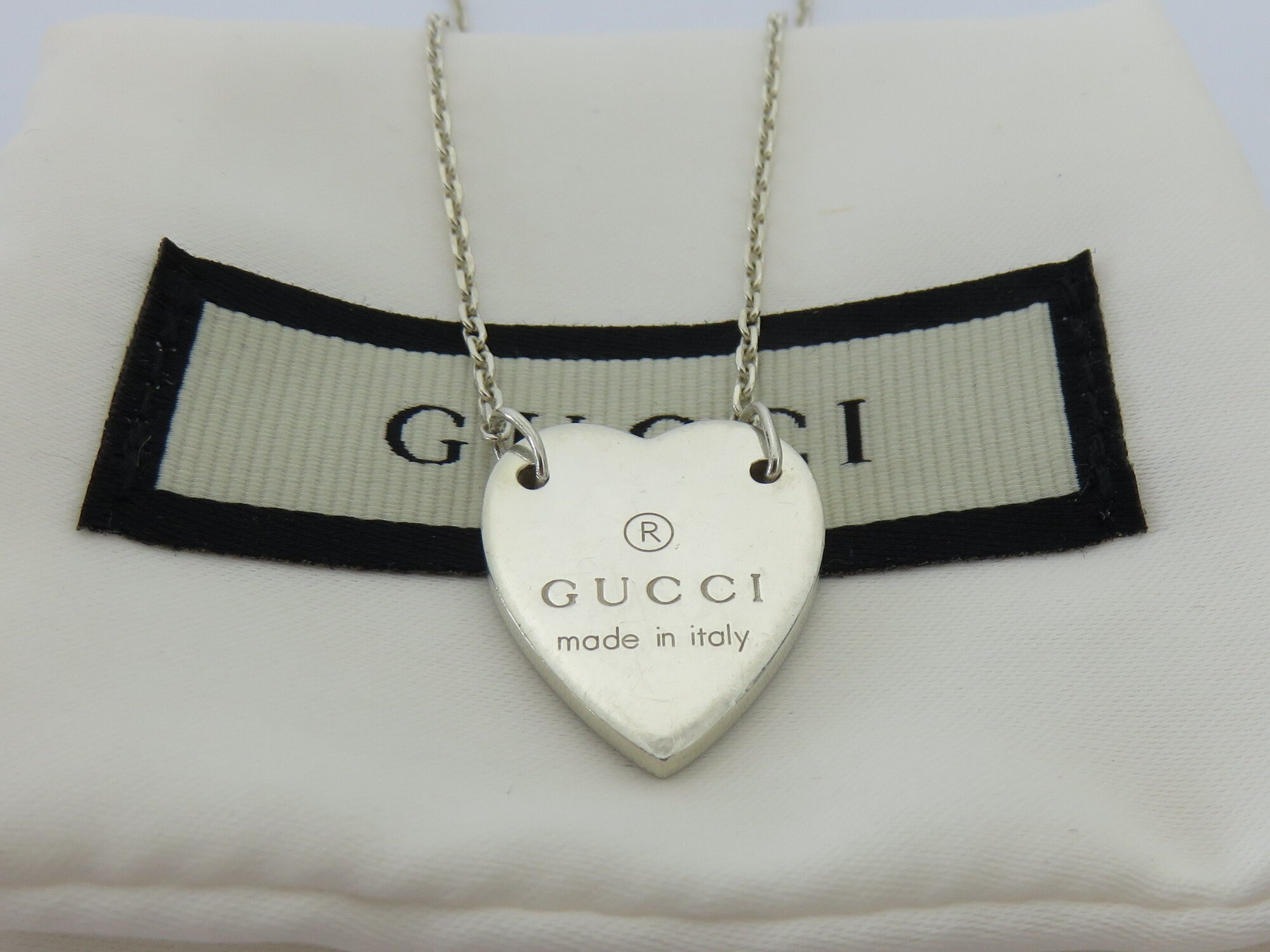 Gucci silver trademark heart hotsell pendant