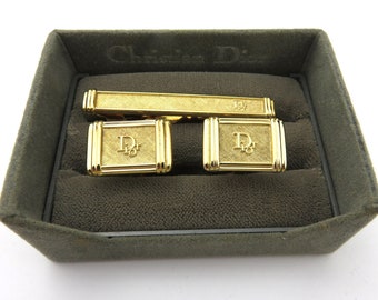 Christian Dior God Tone Metall Dior Logo Manschettenknöpfe Krawattenklammer Set