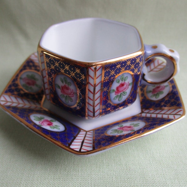 Miniatur / Fine Bone China / Porzellan / blau und weiß / Rose / Sammlerstücke / vergangene Zeiten / Duo / Tasse und Untertasse