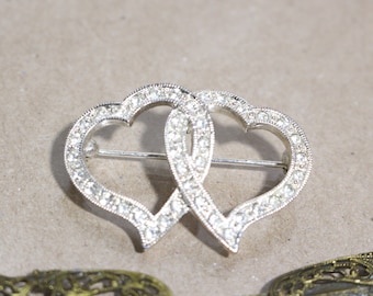 Broche romántico color plata, corazones entrelazados, alfiler para sombrero, alfiler para bufanda con cadena.