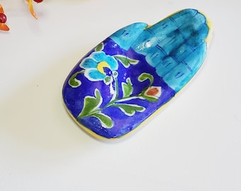 Plato de cerámica pintado a mano para anillos: pequeño joyero artesanal.