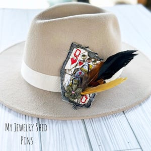 Feather Playing Card Hat Clip, Queen of Hearts Pin for Hatband, Hat Decor, Western Cowboy Hat Brooch, Hat Jewelry, Lapel Pin, Cowboy Hat Pin