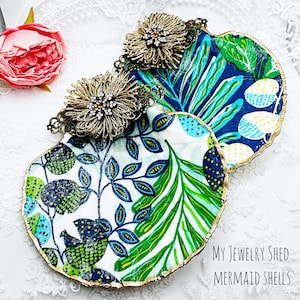 Botanical Decoupaged Clamshell Jewelry Dish, Handmade Seashell Trinket Holder, Coastal Beach Decor, Ocean Inspired Gift, Beach Wedding Gift