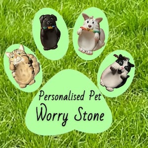 Puede incluir: Una huella de pata verde con el texto "Personalised Pet Worry Stone" en el centro. Cuatro piedras de preocupaci&oacute;n est&aacute;n dispuestas alrededor de la huella de pata, cada una con un animal diferente: un perro negro, un perro blanco, un gato marr&oacute;n y un gato blanco y negro.