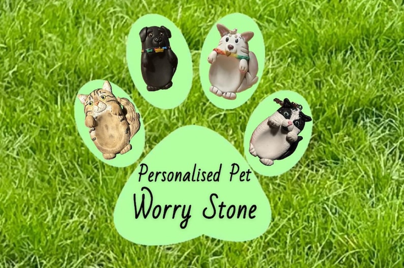 Puede incluir: Una huella de pata verde con el texto "Personalised Pet Worry Stone" en el centro. Cuatro piedras de preocupaci&oacute;n est&aacute;n dispuestas alrededor de la huella de pata, cada una con un animal diferente: un perro negro, un perro blanco, un gato marr&oacute;n y un gato blanco y negro.