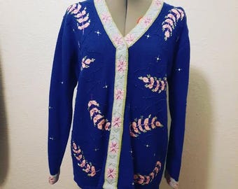 Maglione con scollo a V e bottoni, motivo a foglie rosa, anni '90, di Storybook Knits Vintage, taglia S