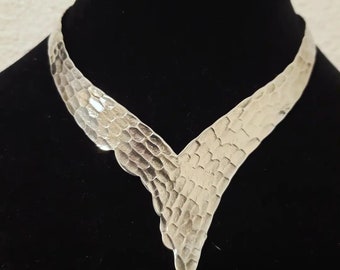 1980s Vintage Silver-Plated Unmarked Snake Skin Hammered Choker Necklace