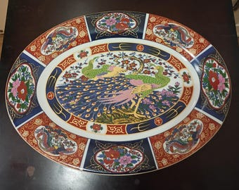 Gran plato auténtico de los años 70 de Taous al-Hurr con diseño de pavo real, porcelana marroquí, 45,7 x 33,3 cm.