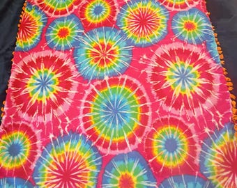 Manta polar hecha a mano con diseño tie-dye arcoíris, sin costuras, con flecos, para regazo, multicolor, 52x32 pulgadas.