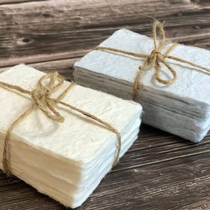 25 feuilles de papier faites main, 9 cm x 6 cm 160 g/m² Bordure plumetis, Surface texturée, marque-places de table, Blanc bleu, Mariage, Calligraphie