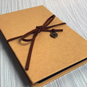 Kraft Hardcover-Fotoalbum, schwarze Karte Seiten, Concertina Sichtbuch, Sammelalbum, Vintage Tie Wrap Kordelverschluss, Herz Schloss Anhänger aus Metall