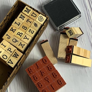 Alphabet Zahlenstempel Set, Schreibmaschinenschrift mit schwarzem Stempelkissen, Holzblock, 40 Stück