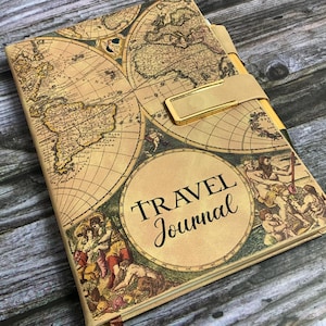 Travel Journal and Pen Set, Tagebuch, A5 Notizbuch, Stifthalter, Page Marker, Hardcover, Magnetverschluss, Fadenbindung 200 Seiten, Weltkarte