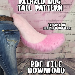 Może przedstawiać: Różowy i biały ogon psa z imitacji futra przymocowany do osoby noszącej niebieskie dżinsy. Ogon jest przykładem gotowego wzoru. Tekst na zdjęciu brzmi "Relaxed Dog Tail Pattern" i "PDF File Download."